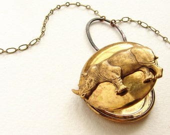 Rhinoceros Locket Necklace - collier médaillon vintage, bijoux en laiton, médaillon rhinocéros, bijoux animaux