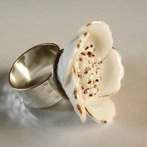 White poppy statement ring, vintage white flower porcelain cocktail ring, snow white statement jewelry image 2