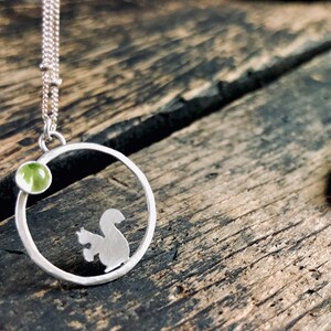 Collar de ardilla y bellota, collar de ardillas y peridoto, collar de ardilla con círculo infinito "Ama nuestro planeta", collar de círculo de peridoto
