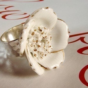 White poppy statement ring, vintage white flower porcelain cocktail ring, snow white statement jewelry image 1