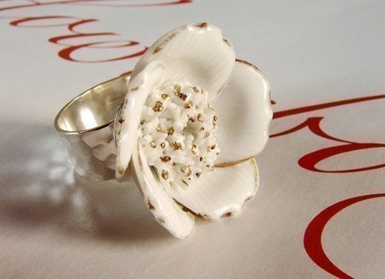 White poppy statement ring, vintage white flower porcelain cocktail ring, snow white statement jewelry image 1