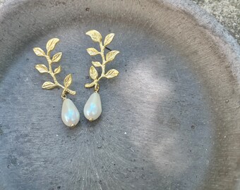 Gold sprig drop earrings, Gold Laurel pearl earrings, Bridesmaid pearl jewelry, silver laurel branch leaf pearl dangle, bridal earrings