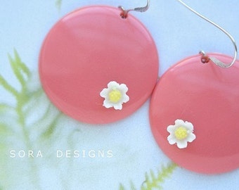 Vintage Daisy earrings - strawberry earrings, vintage Lucite dusty pink white daisy floral earrings