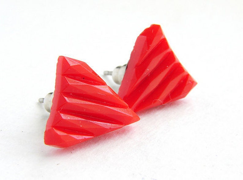 Triangle Studs, red triangle post earrings, vintage Red glass triangle post earrings, vintage mod geometric stud earrings image 3