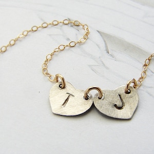 Collar con doble inicial, joyería personalizada, dije de dos iniciales, collar con letra griega, collar con inicial con dije de corazón, regalo para ella