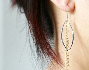 Gold Blütenblatt Ohrringe, minimalen Schmuck, Fransen Ohrringe gemischt Metall Quaste Ohrringe, gold Silber Creolen, Geschenk für Sie