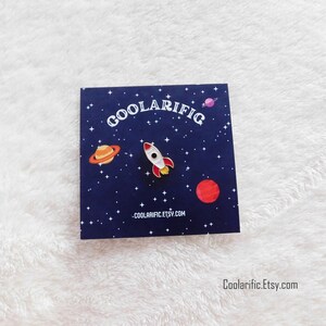 Pin esmaltado de dibujos animados Rocketship, joyería de moda, universo, astronauta, nave espacial, planetas, broches de cohetes, pines cosmos, insignia de solapa, ropa