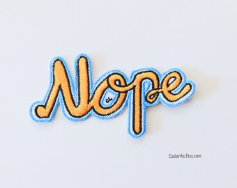 Toppa adesiva ricamata NOPE: applicazione decorativa