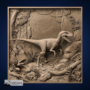Puede incluir: Un detallado relieve de un dinosaurio, probablemente un Velociraptor, ambientado en una escena selvática. La obra de arte está en un tono de madera natural, con intrincados detalles del dinosaurio, rocas y follaje. El logotipo de Cascadia Digital está en la esquina inferior izquierda.