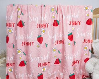 Manta de bebê personalizada com morangos, decoração rosa para quarto de bebê.