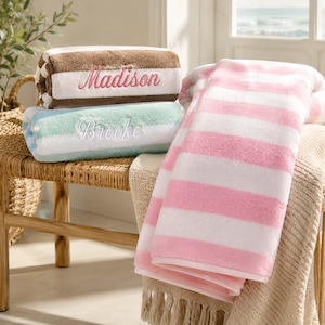 Personalisierte, bestickte Strandtücher mit Cabana-Streifen, individuelle Poolhandtücher für Erwachsene, monogrammierte Korallen-Strandhandtücher, Baumwoll-Badetücher, Gastgeschenke für Hochzeiten
