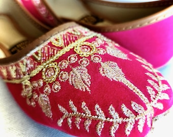 Zapatos de boda Khussa afganos bordados a mano / Diseño floral vibrante / Jutti nupcial tradicional / Slip-On étnico / Regalo de mujeres/madres