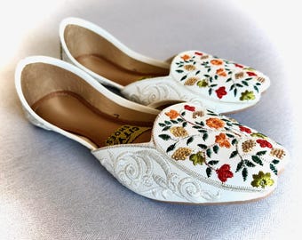 Zapatos de boda Khussa afganos bordados a mano / Diseño floral vibrante / Jutti nupcial tradicional / Slip-On étnico / Regalo de mujeres/madres