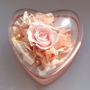 Joyero de plástico rosa en forma de corazón con flor decorativa, ideal para compromiso o propuesta de matrimonio, o para anillos de boda.