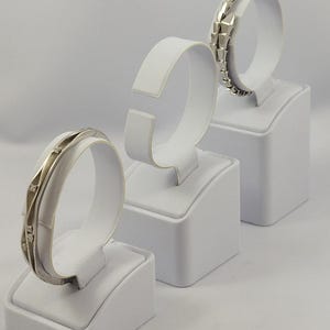 ブレスレットと腕時計3点を展示するための縦型台座セット