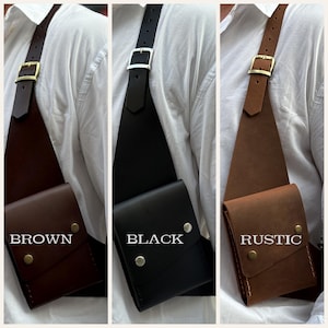 Puede incluir: Tres bolsos de cuero de bandolera con correas ajustables y hebillas met&aacute;licas. Los bolsos se muestran en colores marr&oacute;n, negro y r&uacute;stico. Los bolsos tienen cierre de solapa y un solo bolsillo en la parte delantera. Los bolsos est&aacute;n etiquetados como "BROWN", "BLACK" y "RUSTIC".