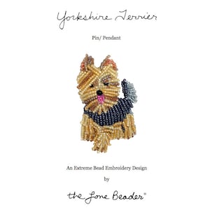 Peut inclure: Une broche ou un pendentif en forme de Yorkshire Terrier en perles, un modèle de broderie en perles à faire soi-même par The Lone Beader. Le chien est brun, noir et or avec un nez rose.