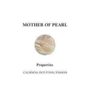 Puede incluir: Primer plano de n&aacute;car, un material natural con colores iridiscentes. El texto "MOTHER OF PEARL" est&aacute; por encima de la imagen. El texto "Properties" est&aacute; debajo de la imagen, seguido del texto "CALMNESS, INTUITION, WISDOM".