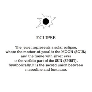 Puede incluir: Una ilustraci&oacute;n en blanco y negro de un eclipse solar. El texto "ECLIPSE" est&aacute; debajo de la imagen. El texto debajo de la imagen dice: "La joya representa un eclipse solar, donde la madreperla es la LUNA (ALMA) y el marco con rayos plateados es la parte visible del SOL (ESP&Iacute;RITU). Simb&oacute;licamente, es la uni&oacute;n sagrada entre lo masculino y lo femenino."
