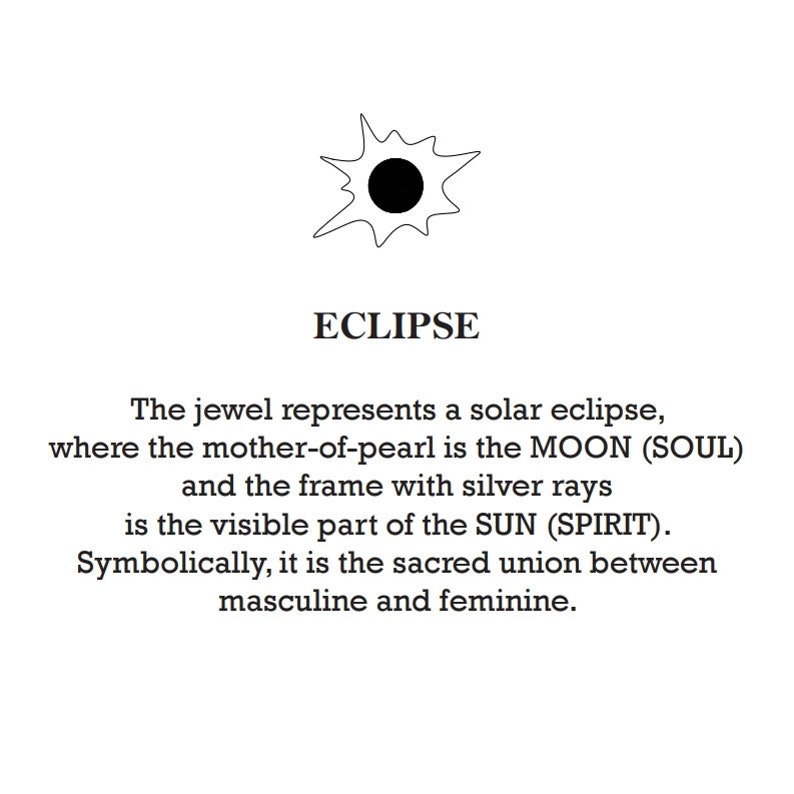 Puede incluir: Una ilustraci&oacute;n en blanco y negro de un eclipse solar. El texto "ECLIPSE" est&aacute; debajo de la imagen. El texto debajo de la imagen dice: "La joya representa un eclipse solar, donde la madreperla es la LUNA (ALMA) y el marco con rayos plateados es la parte visible del SOL (ESP&Iacute;RITU). Simb&oacute;licamente, es la uni&oacute;n sagrada entre lo masculino y lo femenino."