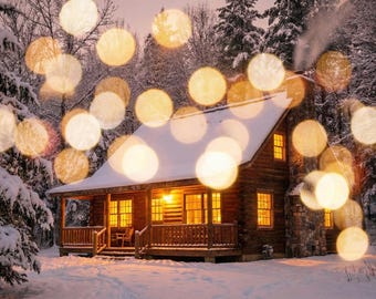 Pode incluir: Uma cabana de madeira rústica com telhado e varanda cobertos de neve, cercada por uma densa floresta de pinheiros nevados. Uma luz dourada quente brilha das janelas, enquanto orbes de luz bokeh suaves e desfocados flutuam no primeiro plano.