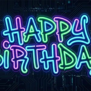 Peut inclure: Une enseigne néon affichant le texte HAPPY BIRTHDAY dans une police de style graffiti. Les lettres présentent des tubes lumineux alternant entre le vert vif et le violet sur un fond sombre avec un motif de circuit imprimé numérique.