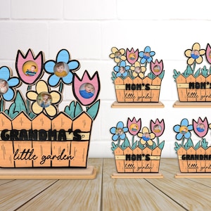 Personalisierte glückliche Muttertag Blume Foto geschnitten Datei svg, Holzblumenrahmen svg, Mutter umarmt Baby svg, Lil Garten-Foto-Svg, Glowforge