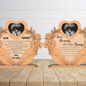 Cornice per foto personalizzata per la festa della mamma in formato SVG, la nostra prima cornice per foto della mamma, regalo fotografico per la mamma, regalo per la mamma, file di taglio laser per cornice di fiori in legno