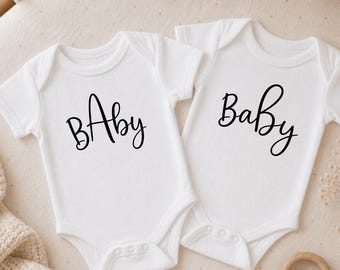 Baby A und Baby B Body® - Zwillingsmitteilungs-Bodys - IVF Zwillingsstrampler - Schwangerschaft enthüllen Bodysuit - Lustige Baby-Zwillings-Outfits -