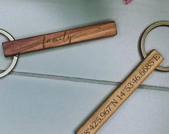Regalo personalizado: llavero de madera de nogal con grabado de coordenadas | Hecho a mano | Colgante de madera con coordenadas GPS
