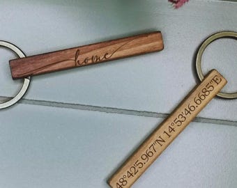 Regalo personalizado: llavero de madera de nogal con grabado de coordenadas | Hecho a mano | Colgante de madera con coordenadas GPS