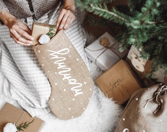 Weihnachtsstrumpf „Mommy“ aus Jute – Deko-Socke in Weiß & Natur | 23 x 39,5 cm | Weihnachtsdeko, Nikolausstrumpf, Geschenkidee für Mama