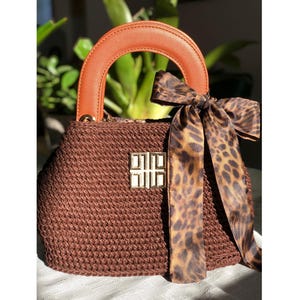 Elegante Braune Handgefertigte Tasche mit Ledergriff und Leopardenmuster Schleife - Perfekt für jeden Anlass