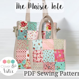 Puede incluir: Dos bolsos tote de patchwork, uno más grande que el otro, con una combinación de colores rosa, verde y marrón. Los bolsos están hechos de tela con un diseño de patchwork y tienen un aspecto sencillo y natural. El texto "The Maisie Tote" está en la parte superior de la imagen, y "PDF Sewing Pattern" en la parte inferior.