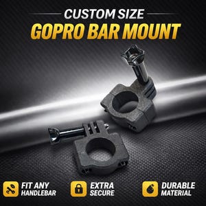 Op de afbeelding: Twee zwarte GoPro-stuurbevestigingen met zilveren hardware worden getoond tegen een donkere achtergrond. De tekst "CUSTOM SIZE GOPRO BAR MOUNT" is in goud. Pictogrammen geven aan dat de bevestiging op elke stuur past, extra veilig is en gemaakt is van duurzaam materiaal.