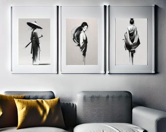 Peut inclure: Trois dessins à l'encre noire et blanche encadrés de personnages en vêtements traditionnels japonais. Les dessins sont affichés sur un mur blanc au-dessus d'un canapé gris avec des coussins jaunes et blancs.