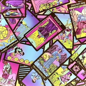 Pode incluir: Uma cole&ccedil;&atilde;o de cartas de tarot com cores vibrantes, incluindo rosa, roxo, amarelo e azul. As cartas apresentam ilustra&ccedil;&otilde;es e texto, com t&iacute;tulos como "The Lovers", "Justice" e "Wheel of Fortune". As cartas est&atilde;o dispostas num padr&atilde;o disperso.