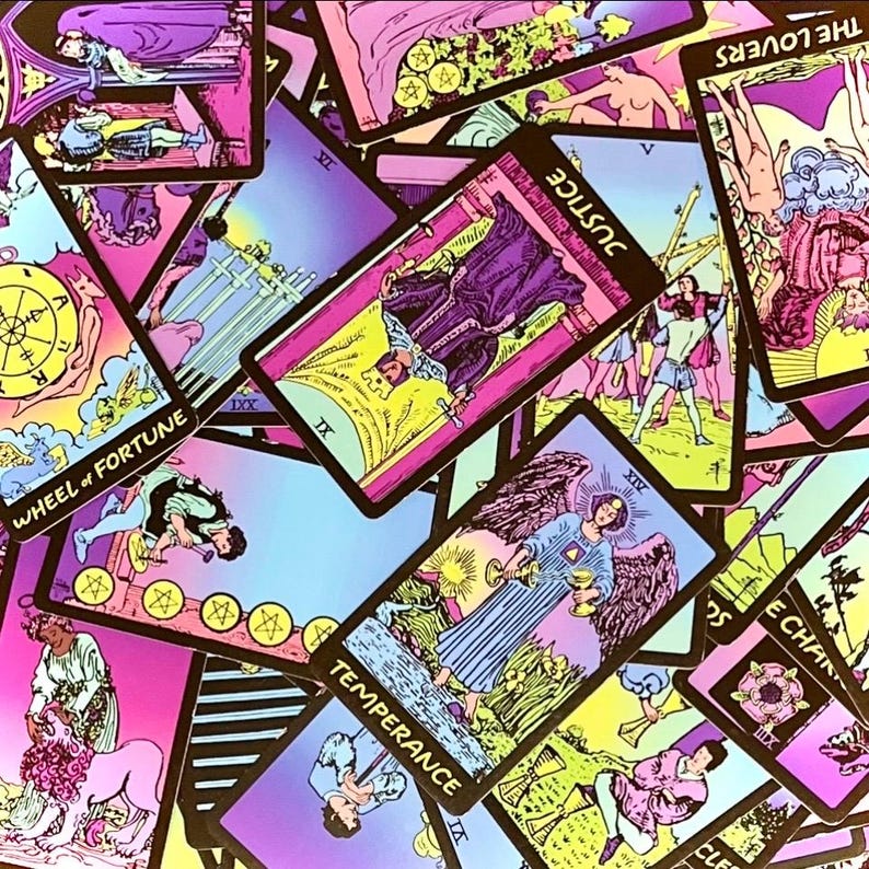 Pode incluir: Uma cole&ccedil;&atilde;o de cartas de tarot com cores vibrantes, incluindo rosa, roxo, amarelo e azul. As cartas apresentam ilustra&ccedil;&otilde;es e texto, com t&iacute;tulos como "The Lovers", "Justice" e "Wheel of Fortune". As cartas est&atilde;o dispostas num padr&atilde;o disperso.