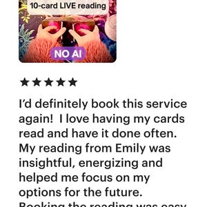 Pode incluir: Imagem que promove um servi&ccedil;o de leitura ao vivo de 10 cartas, com o texto "SAME DAY" e "NO AI". A imagem mostra m&atilde;os segurando cartas em um fundo m&iacute;stico e colorido. Uma avalia&ccedil;&atilde;o do cliente tamb&eacute;m est&aacute; inclu&iacute;da.