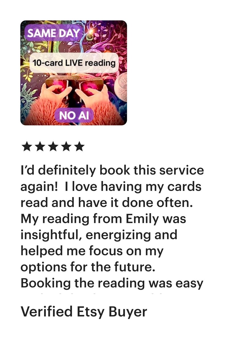 Pode incluir: Imagem que promove um servi&ccedil;o de leitura ao vivo de 10 cartas, com o texto "SAME DAY" e "NO AI". A imagem mostra m&atilde;os segurando cartas em um fundo m&iacute;stico e colorido. Uma avalia&ccedil;&atilde;o do cliente tamb&eacute;m est&aacute; inclu&iacute;da.