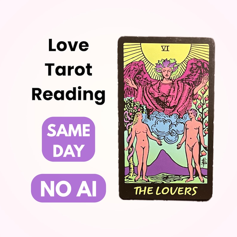 Pode incluir: Uma carta de tar&ocirc; com o texto "THE LOVERS" apresenta uma ilustra&ccedil;&atilde;o central de duas figuras nuas sob um anjo alado. A carta &eacute; emoldurada em preto com um sol amarelo e detalhes roxos. O texto &agrave; esquerda diz "Love Tarot Reading", "SAME DAY" e "NO AI".