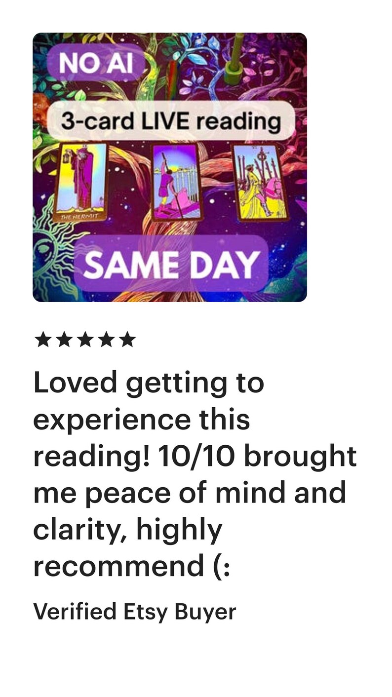 Pode incluir: Gr&aacute;fico digital que promove uma leitura ao vivo de 3 cartas, com o texto "NO AI" e "SAME DAY". A imagem apresenta tr&ecirc;s cartas de tar&ocirc; e feedback do cliente. O fundo &eacute; um design abstrato colorido.