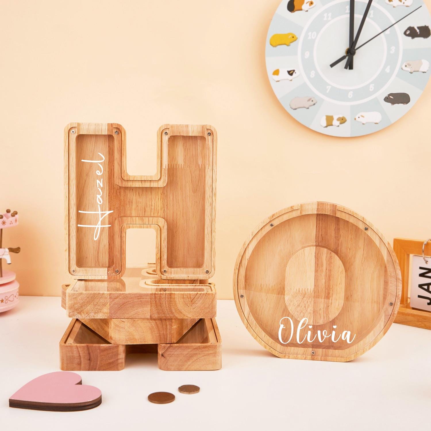 Amazon.co.jp: 貯金箱、カウンター付き貯金箱 - ビスタカウンター付きの手作りの木製アンティーク貯金箱 | コインセービングボックス、コイン  バンクギフト、子供、女の子、男の子、大人向け Avfora : おもちゃ INDKOPVA パーソナライズ 木製 レター貯金箱 名前入れコイン ...