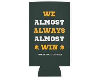 Op de afbeelding: Groene en witte koelbox in de vorm van een blikje met de tekst "WE ALMOST ALWAYS ALMOST WIN" en "GREEN BAY FOOTBALL" in wit. De koelbox heeft twee gele voetbalhelmen aan weerszijden van het woord "WIN".