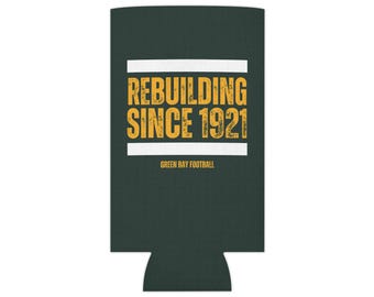 Op de afbeelding: Groene blikkoelertas met een wit en geel ontwerp. De tekst luidt "REBUILDING SINCE 1921" met "GREEN BAY FOOTBALL" eronder.