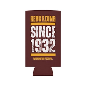 Op de afbeelding: Een maroon koelbox voor blikjes met de tekst "REBUILDING SINCE 1932 WASHINGTON FOOTBALL" in wit en geel.