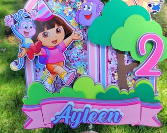 Adorno para tarta personalizado inspirado en la chica exploradora/aventurera: Shaker 3D. Decoración para tarta de cumpleaños.