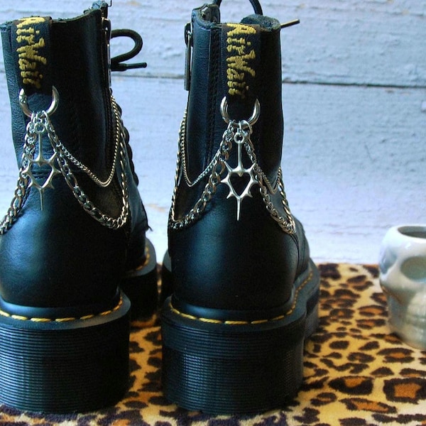 Cadenas de botas con cibersigilismo de corazón para un look cibergótico Y2K espeluznante: el regalo de joyería perfecto para Doc Martens