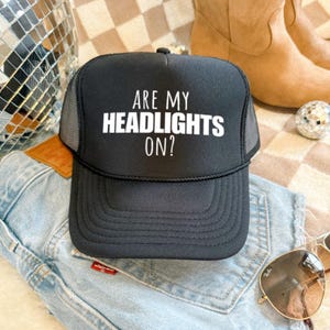 Are My Headlights On Foam truckerpet| Zwarte verstelbare mesh-snapback | Trendy truckerpet | Loshangende truckerpet
