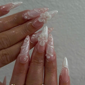 Elegante parel bruids pers op nagels, handbeschilderde luxe bruiloftsnagels, 3D bloemen wit nageldesign, elegante pers voor speciale gelegenheden